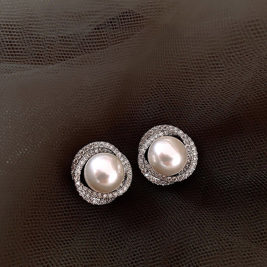 Lady's Light Luxury Pearl Earrings